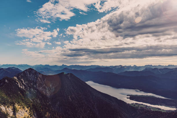 bayerische alpen mit walchensee im herbst und herbst laub vom berggipfel heimgarten in ohlstadt aus gesehen - walchensee lake stock-fotos und bilder