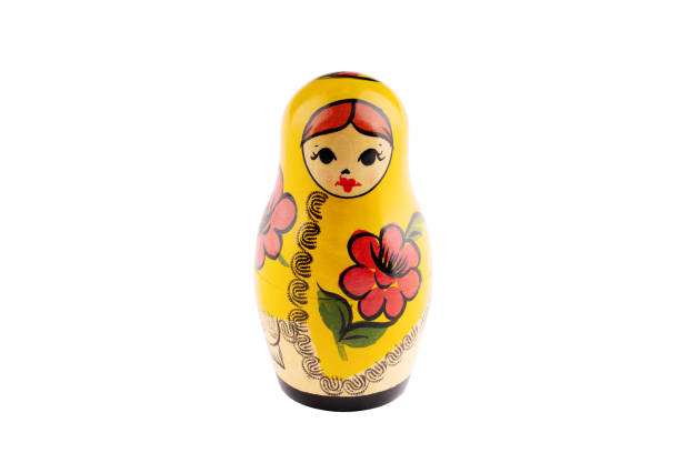 poupée de nidance russe jaune d'isolement sur un fond blanc. - figurine russian nesting doll russia russian culture photos et images de collection