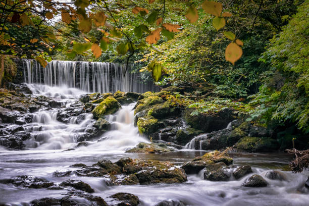 クルムリン グレン 滝 - nobody non urban scene long exposure county antrim ストックフォトと画像