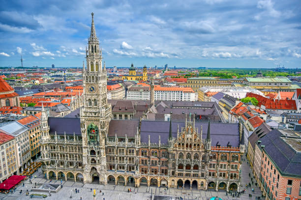 a câmara municipal nova situada no marienplatz em munich, alemanha - nova prefeitura de munique - fotografias e filmes do acervo