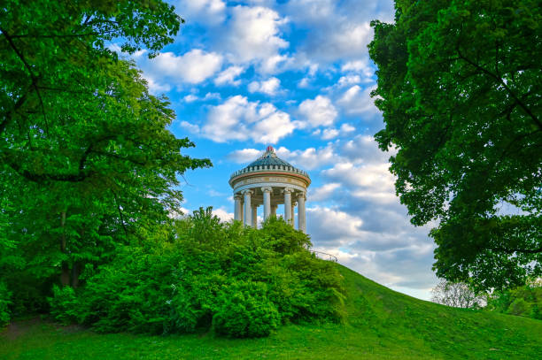 monopteros em munich, baviera, alemanha - englischer garten - fotografias e filmes do acervo