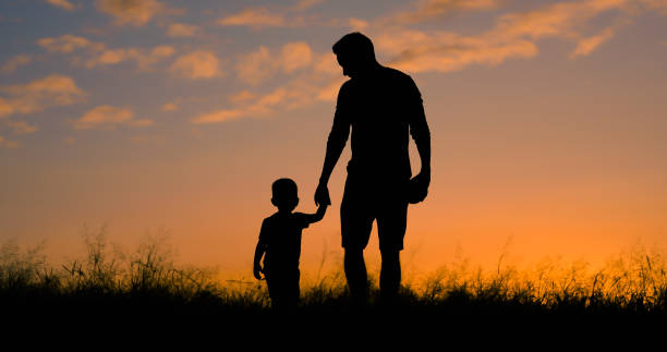 padre e hijo soltados juntos cogidos de la mano. - holding hands child silhouette family fotografías e imágenes de stock