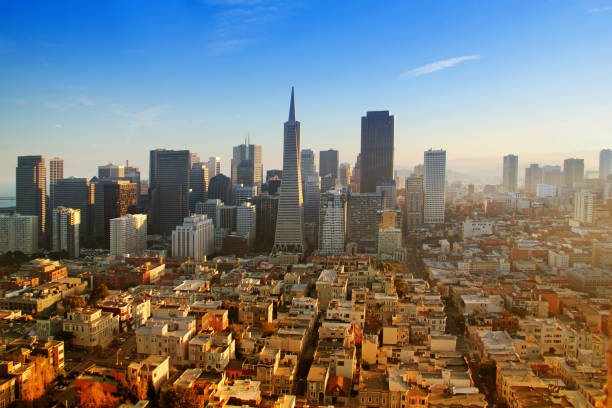 blick auf die innenstadt von san francisco bei sonnenuntergang, kalifornien - major stock-fotos und bilder