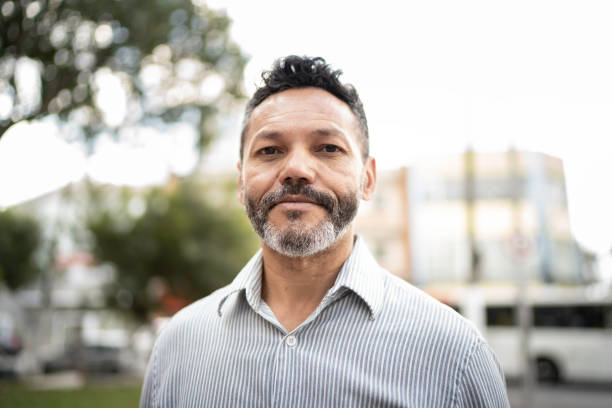 retrato dos homens que olham a câmera - povo brasileiro - fotografias e filmes do acervo