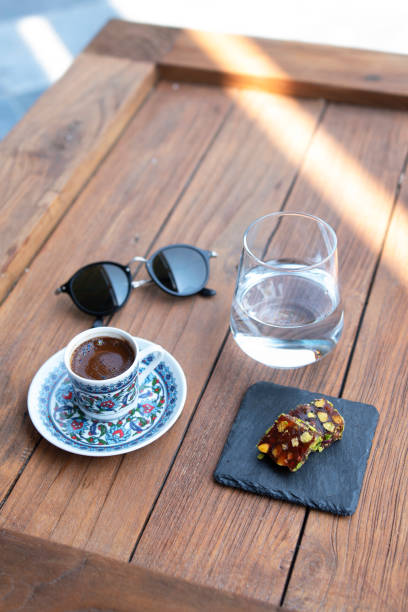 кофе с солнцезащитными очками - sunglasses wood black dark стоковые фото и изображения