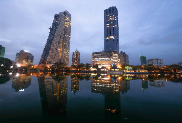 el lago beira y la vista del horizonte de la ciudad de colombo al atardecer. el lago beira es un lago situado en el centro de colombo, en sri lanka. - part of buddha fotografías e imágenes de stock