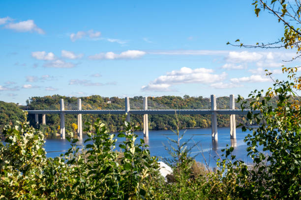 surplombez à stillwater minnesota à l'automne en regardant sur le passage à niveau de sainte-croix, un pont extradosed enjambant la rivière sainte-croix - st croix river photos et images de collection