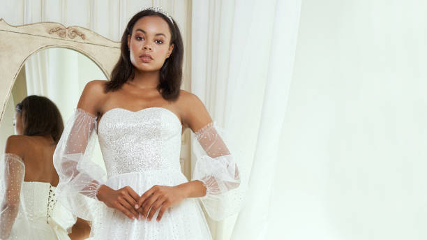 dunkelhäutige braut posiert in einem hochzeitskleid - wedding african descent american culture bride stock-fotos und bilder