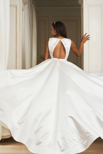 dark-skinned bride posing in a wedding dress - bride wedding fashion evening gown imagens e fotografias de stock