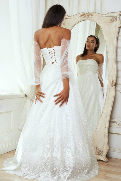dunkelhäutige braut posiert in einem hochzeitskleid - wedding black american culture bride stock-fotos und bilder