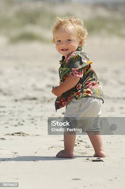 Feliz Criança Pequena Na Praia - Fotografias de stock e mais imagens de Ao Ar Livre - Ao Ar Livre, Bebé, Cabelo Louro