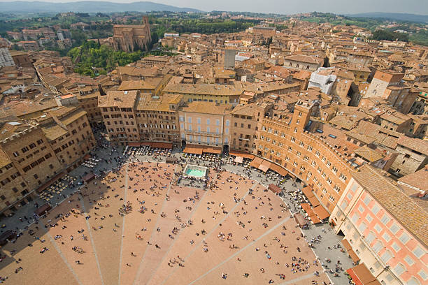 plaza del campo - torre del mangia fotografías e imágenes de stock