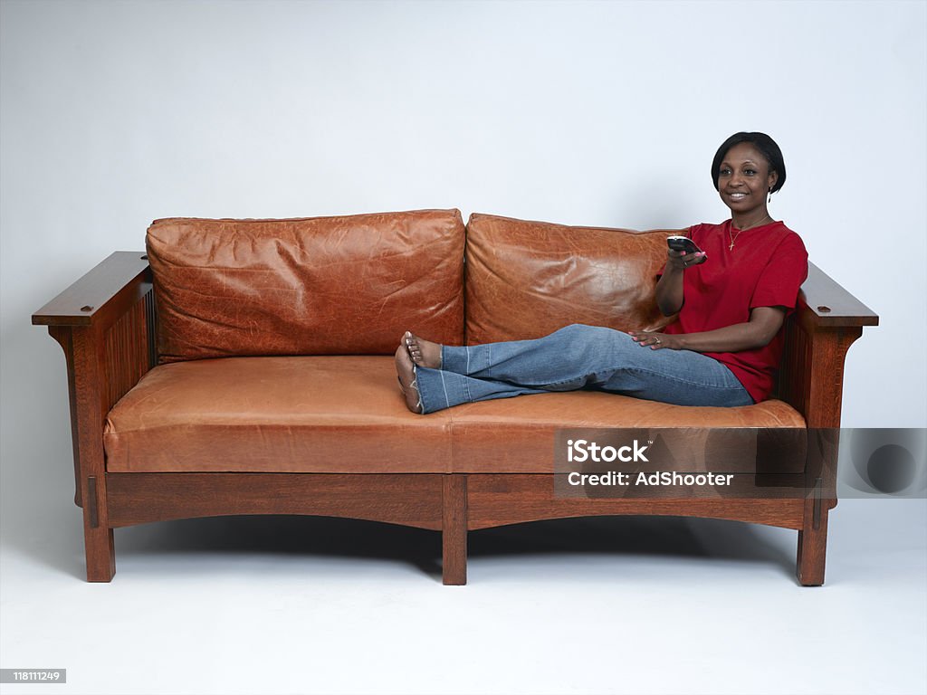 Femme sur un canapé - Photo de Adulte libre de droits