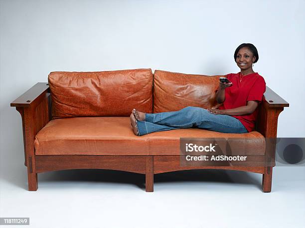 Foto de Mulher Em Um Sofá e mais fotos de stock de Aconchegante - Aconchegante, Adulto, Afro-americano