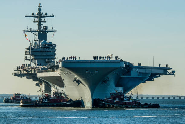 el uss george h.w. bush está siendo trasladado de northrop grumman shipbuilding. - portaaviones fotografías e imágenes de stock