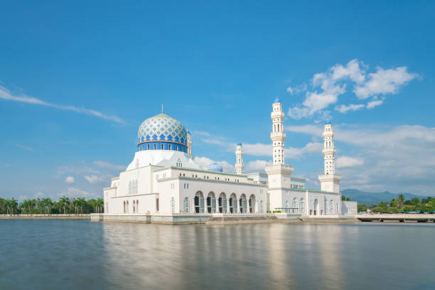 istock Water Mosque in Sabah, Malaysia 1181113872