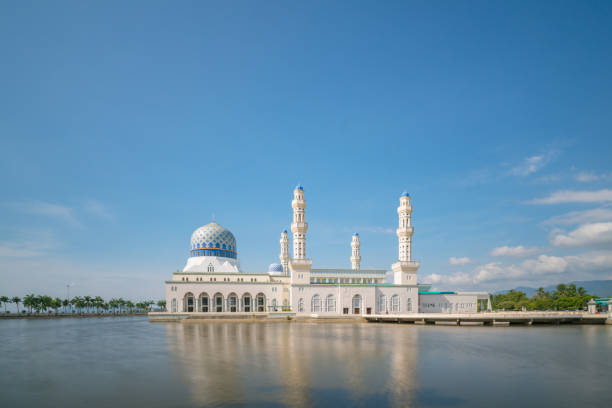 istock Water Mosque in Sabah, Malaysia 1181113873