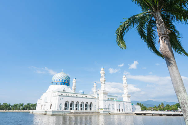 istock Water Mosque in Sabah, Malaysia 1181113875