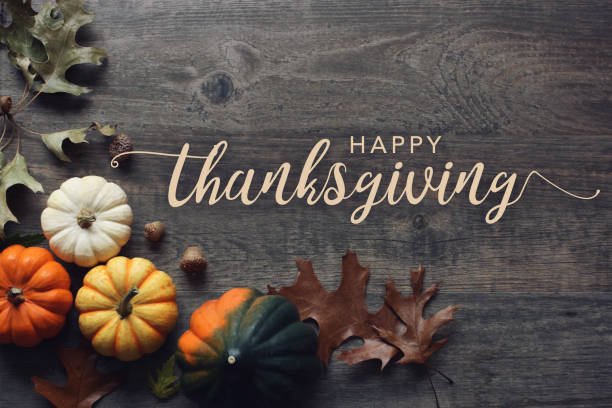 happy thanksgiving tag grußtext mit kürbissen, squash und blätter über dunklen holz tisch hintergrund - miniature pumpkin stock-fotos und bilder