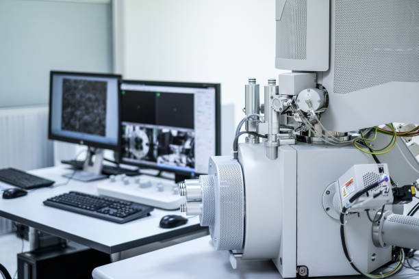 máquina do microscópio eletrônico de varredura (sem) e fundo do controlador do computador do borrão no laboratório - physical checkup - fotografias e filmes do acervo