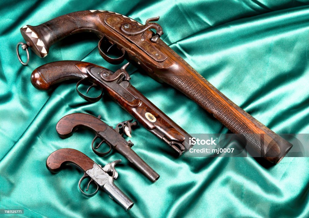 Vere Pistole Antiche - Fotografie stock e altre immagini di Antico -  Vecchio stile - Antico - Vecchio stile, Arma da fuoco, Armi - iStock