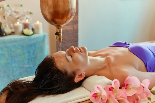 procédure ayurv�édique shirodhara. massage indien sur l'ancienne technique de shirodhara. le meilleur du massage indien - ayurveda massaging aromatherapy chakra photos et images de collection
