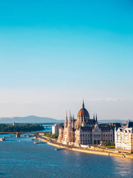 edificio del parlamento húngaro y puente margarita con río danubio en budapest, hungría - margit bridge fotos fotografías e imágenes de stock
