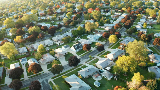秋(10月)の住宅の航空写真。アメリカの近所、郊外。不動産、ドローンショット、日没、晴れた朝、太陽光、上から - 住宅地 写真 ストックフォトと画像