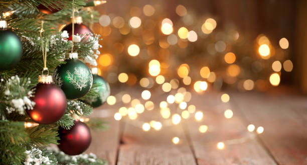 árbol de navidad con baubles verdes y rojos sobre un fondo de luces de oro - christmas tree decorations indoors selective focus arrangement fotografías e imágenes de stock