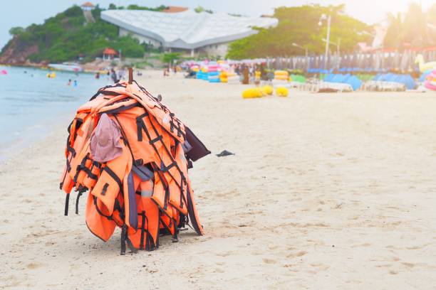 ライフジャケットは、コラーンパタヤでコピースペースとビーチにハングアップ - lifeguard orange nature beach ストックフォトと画像