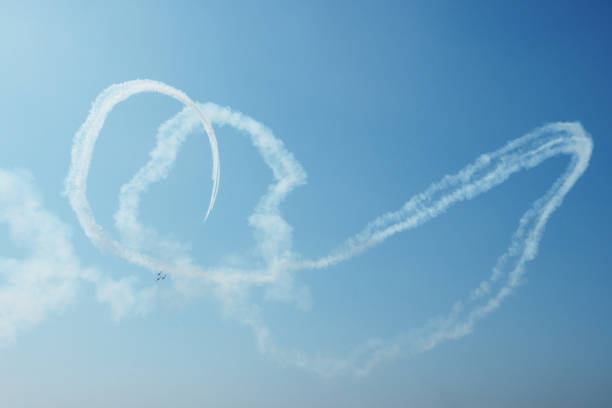 le tracce degli aerei su un cielo blu. - vapor trail cirrus sky cloudscape foto e immagini stock