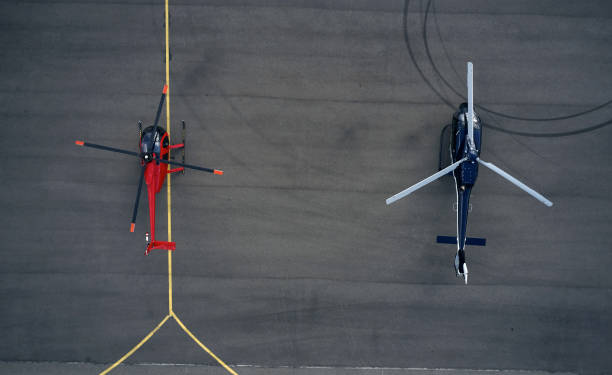 공항에서 헬리콥터의 최고 보기 - airfield air vehicle helicopter commercial airplane 뉴스 사진 이미지