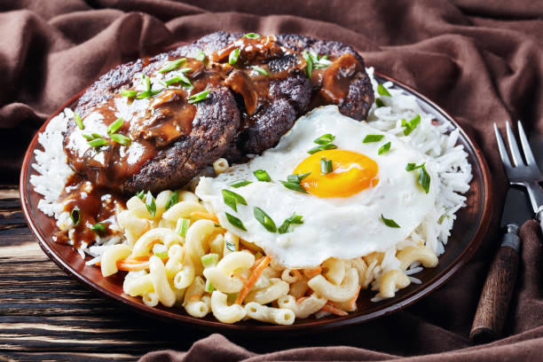 loco moco białego ryżu z kotletami burger, jajko sadzone, brązowy sos i sałatka z makaronu - hawaiian food zdjęcia i obrazy z banku zdjęć