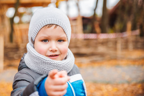 portret 5-żyrego chłopca w jesiennym stroju na świeżym powietrzu - surprise child 4 5 years little boys zdjęcia i obrazy z banku zdjęć
