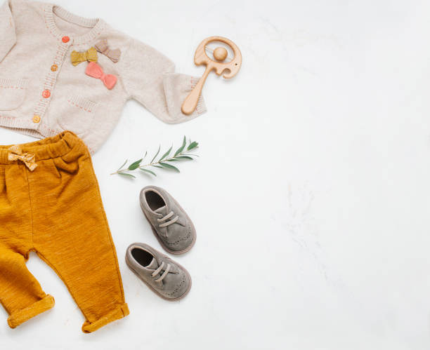 новорожденная детская одежда, обувь и деревянный зуборез на светлом мраморном фоне - pregnant animal стоковые фото и изображения