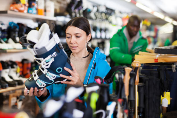 istock Female looking for new ski boots in shop 1181153921