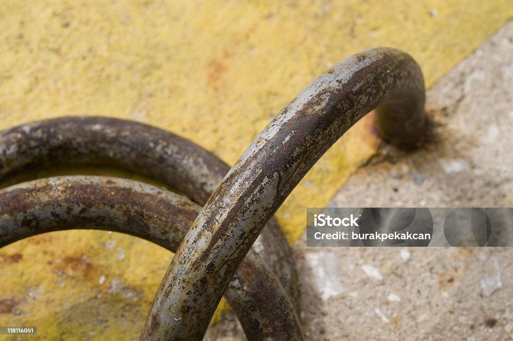 Close-up de um gancho com a cadeia - Foto de stock de Amarelo royalty-free