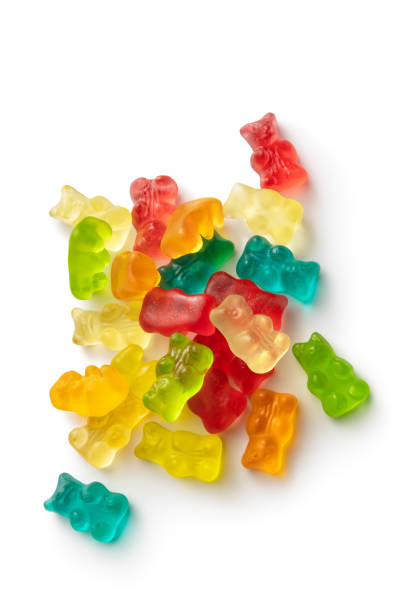 süßigkeiten: gummy bären isoliert auf weißem hintergrund - gummibärchen stock-fotos und bilder