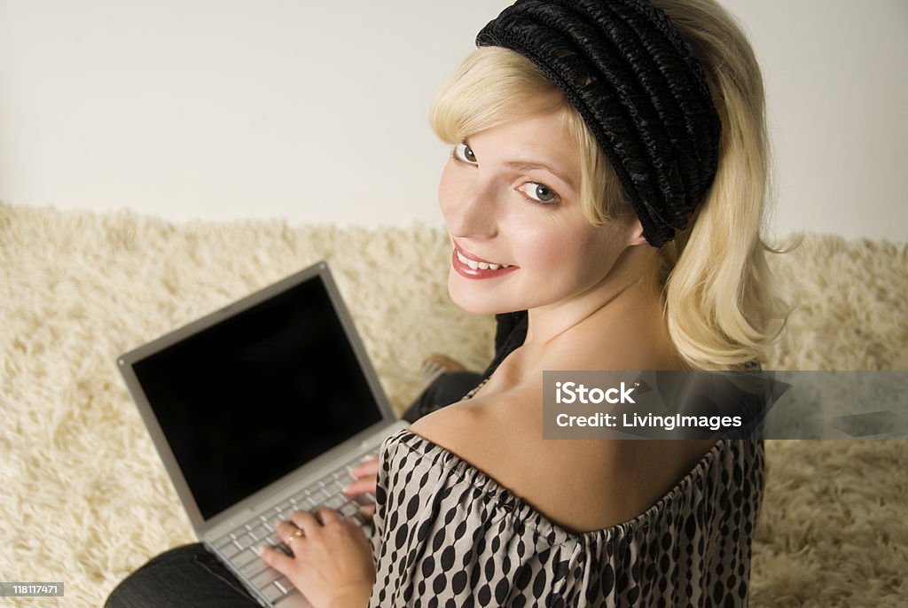 Lavorando sul computer portatile - Foto stock royalty-free di Abbigliamento casual