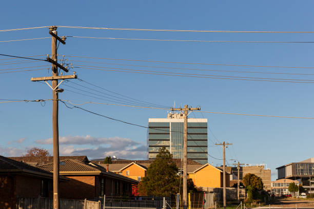 zone résidentielle de ville de dandenong avec des bâtiments d'industrie dans l'arrière-plan - australia office building melbourne skyline photos et images de collection