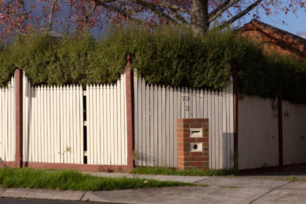 suburban garden fence & mailbox on australian main road - melbourne house australia row house fotografías e imágenes de stock