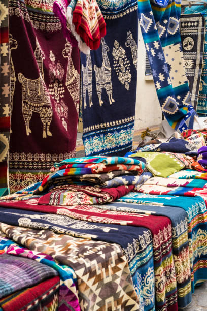 エクアドル・オタバロの先住民オタバロの人々市場の伝統的なキオスク - オタバロ ストックフォトと画像