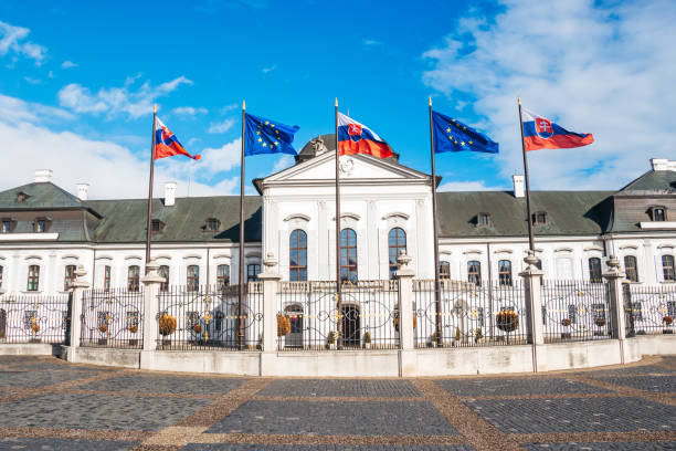 palácio presidencial em bratislava - slovak flag - fotografias e filmes do acervo