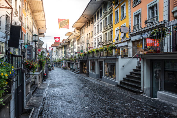 pedestrian zone upper main lane in thun - thun switzerland facade european culture imagens e fotografias de stock