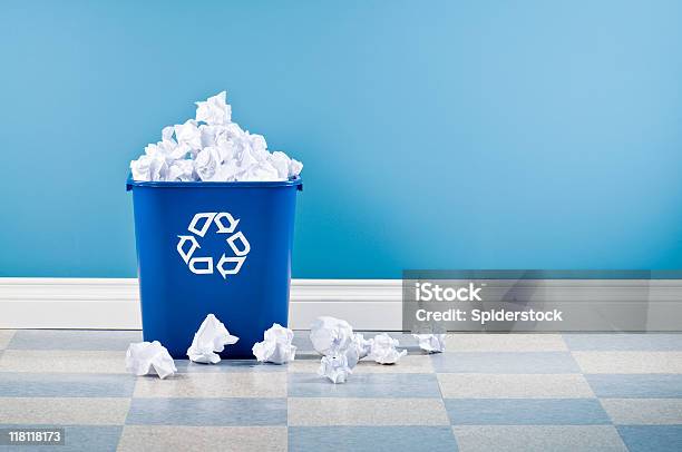 Recyklingu Papier Pojemnik Pełen - zdjęcia stockowe i więcej obrazów Pełny - Pełny, Kosz na śmieci, Pojemnik na segregowane odpady