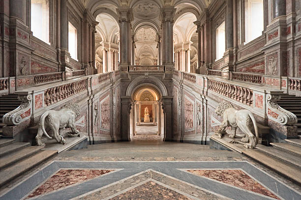 ingresso del palazzo di scala - palazzo reale foto e immagini stock