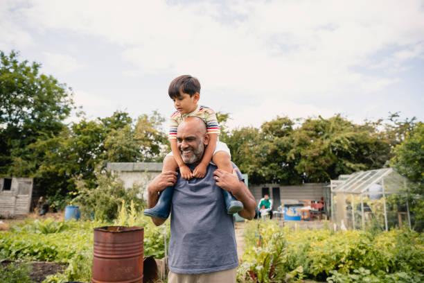 おじいちゃんと学ぶ - grandparent gardening child grandchild ストックフォトと画像