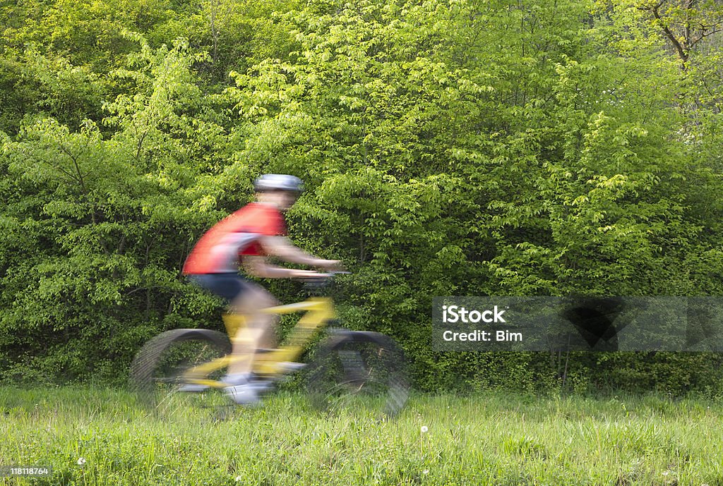 Ciclista de montaña en montar en senda ecológica - Foto de stock de Accesorio de cabeza libre de derechos