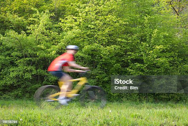 Ciclista De Montaña En Montar En Senda Ecológica Foto de stock y más banco de imágenes de Accesorio de cabeza - Accesorio de cabeza, Actividad, Actividades recreativas