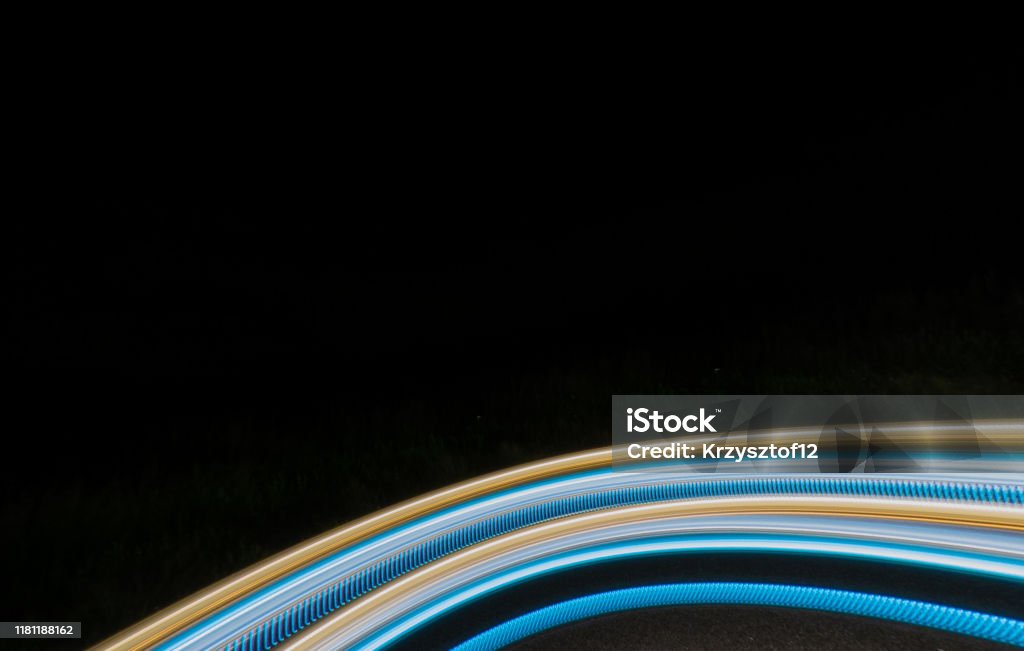 luces de coches con exposición nocturna.larga - Foto de stock de Abstracto libre de derechos luces de coches con exposición nocturna.larga - Foto de stock de Abstracto libre de derechos
